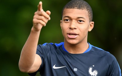 广发电竞-加维更衣室播放夺冠歌曲全员合唱